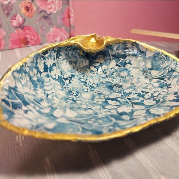 DECOUPAGE CLAM SHELL DECOUPAGE FLOWER PRINT ON A CLAM SHELL TRINKET DISH - Picture 7 of 10